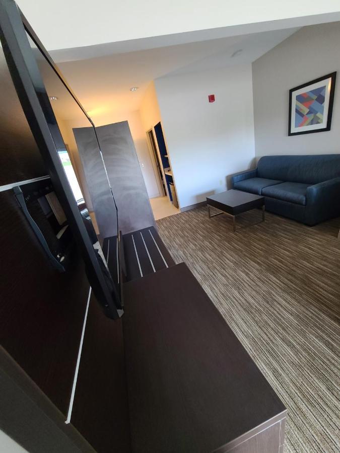 Holiday Inn Express Hotel & Suites Sheldon By Ihg Экстерьер фото